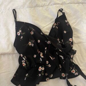 Floral‎ Black top